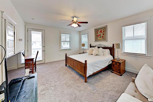 Grande Pointe Beach Getaway - Pool & Private Dock home - image 6