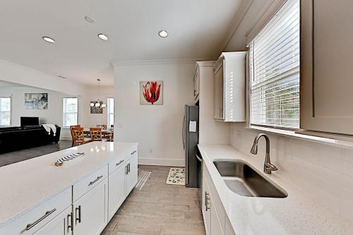 Grande Pointe Beach Getaway - Pool & Private Dock home - image 7