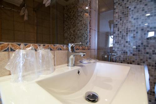 Hotel Hispania - image 11
