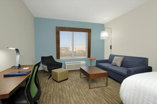 Holiday Inn Express & Suites - Columbus North, an IHG Hotel