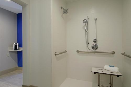 King Room - Hearing Accessible - Roll-in Shower