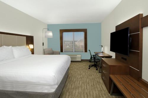 Holiday Inn Express & Suites Columbus North, an IHG Hotel in Columbus, USA
