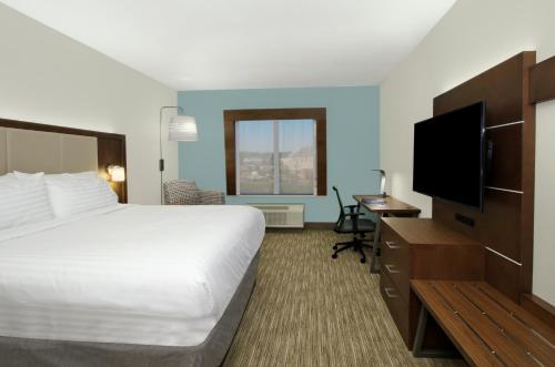 Holiday Inn Express & Suites - Columbus North, an IHG Hotel