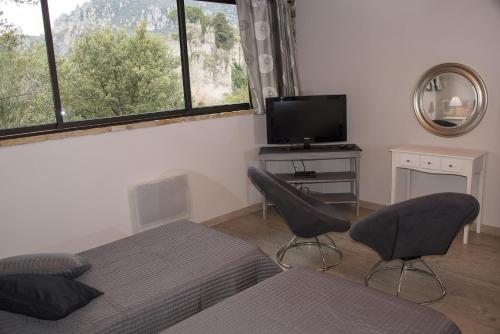 2 twin beds, 1 sofa bed
