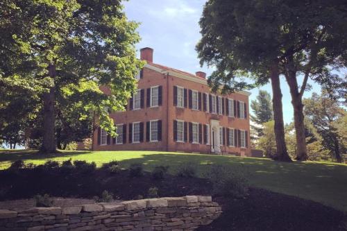 Bourbon Manor Bed & Breakfast Inn