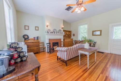 Bourbon Manor Bed & Breakfast Inn in บาร์ดสทาวน์ (KY)