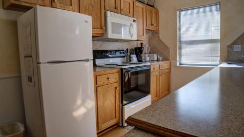 Racquet Club #220 ( 1-Bedroom Condo ) - image 2