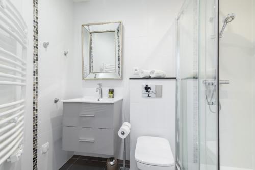 Cosy 1 Bdr near Garibaldi Square - Top Floor & AC