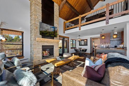 Lakefront Escape Two Large Patios, Jacuzzi and Indoor Outdoor Fireplace thumb 3