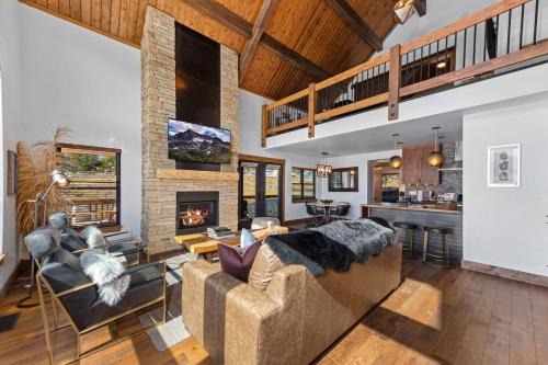 Lakefront Escape Two Large Patios, Jacuzzi and Indoor Outdoor Fireplace thumb 4