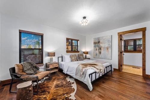 Lakefront Escape Two Large Patios, Jacuzzi and Indoor Outdoor Fireplace detail