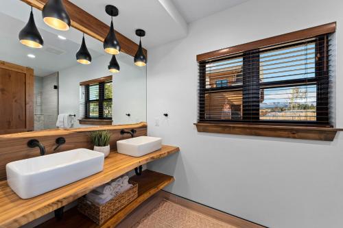 Lakefront Escape Two Large Patios, Jacuzzi and Indoor Outdoor Fireplace detail