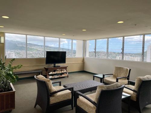 2427 Kuhio Ave #705 - main image