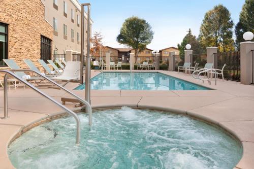 Swimming pool, Holiday Inn Express Hotel & Suites Merced in Merced (CA)