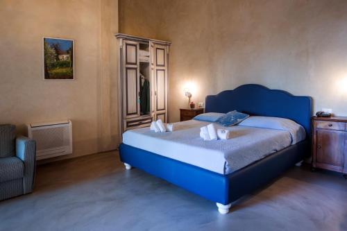 1 king bed, 1 sofa bed
