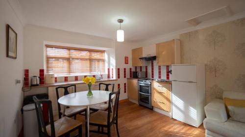 virtuve, Surlingham Lodge Garden Cottage in RSPB village near Norwich in Surlingham