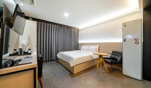 Hotel The May Ideally located in the Gangseo-gu area, Hotel The May promises a relaxing and wonderful visit. The property has everything you need for a comfortable stay. Service-minded staff will welcome and guide 