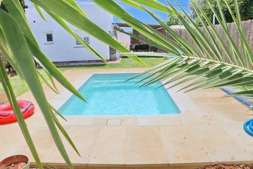 Chalet vacacional con piscina y porche - image 3
