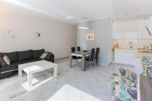 One-Bedroom Apartment image 6