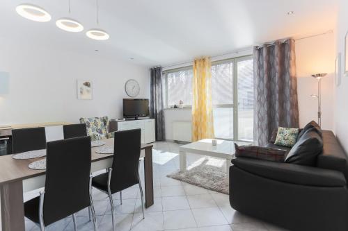 One-Bedroom Apartment image 7