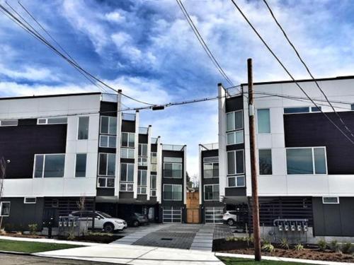 Modern Townhome in Seattle's Central District with Rooftop - image 2