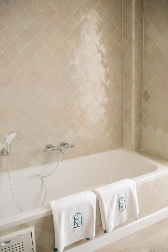 Deluxe Room image 1