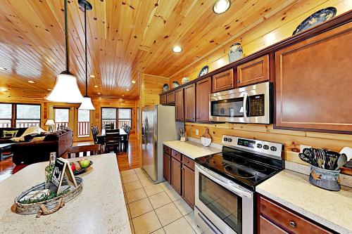 Cypress Lodge - Private Hot Tub - Theater & Arcade cabin - image 8