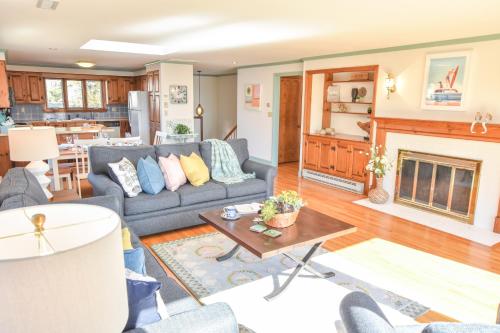 639 Spacious Home with Ocean Views Walk to Nantucket Sound Beach and Bring Your Dog - image 7