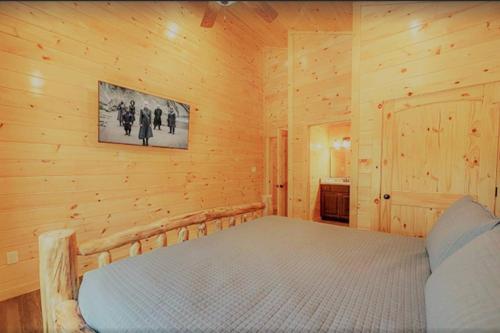 Luxury 5/5.5 Cabin: Theater + Game Room!