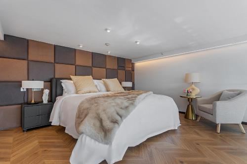 Superior King Room image 10