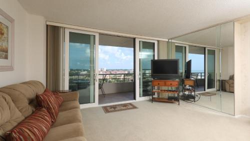 Rent the Perfect 2 Bedroom Apartment on The Anchorage Siesta Key Apartment 1031 - image 3