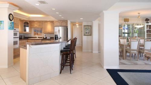 Rent the Perfect 3 Bedroom Apartment on The Anchorage Siesta Key Apartment 1022 - image 6