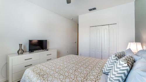 Rent the Perfect 5 Bedroom Villa on Solterra Resort Orlando Villa 4952 - image 5