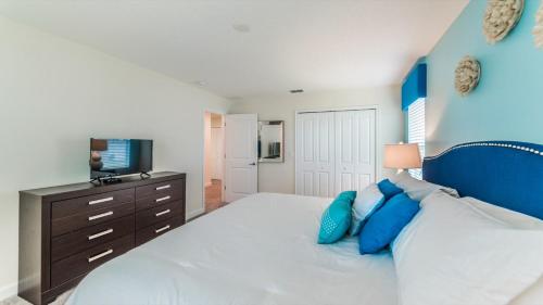 Rent the Perfect 6 Bedroom Villa on Storey Lake Resort Orlando Villa 4979 - image 8