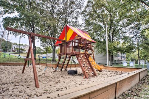 Cozy 2nd-Floor Resort Condo - 3 Miles to 76 Strip!