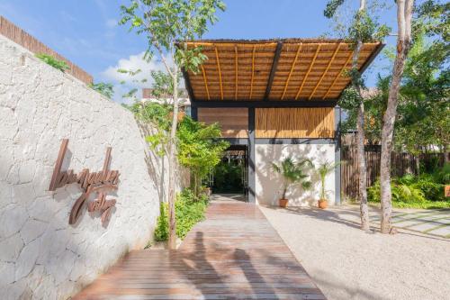 Stylish Bungalos Village Apartment by Lockey with Jungle Garden in Gated Community of Aldea Zama