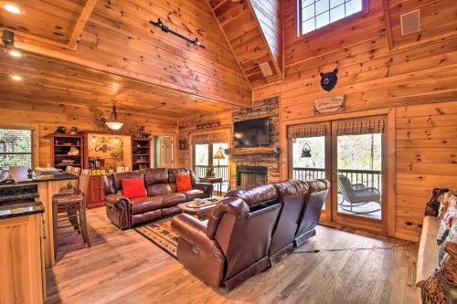 Private Cartecay River Home w/ Hot Tub & Game Room in 東亞利晶 (GA)