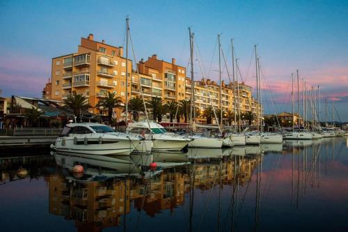 Studio climatisé avec wifi au calme sur le port. - Location saisonnière - Hyères