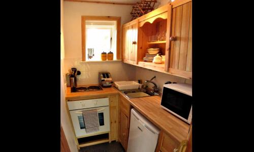 кухня, An Carraig Log Cabin in Стратйр