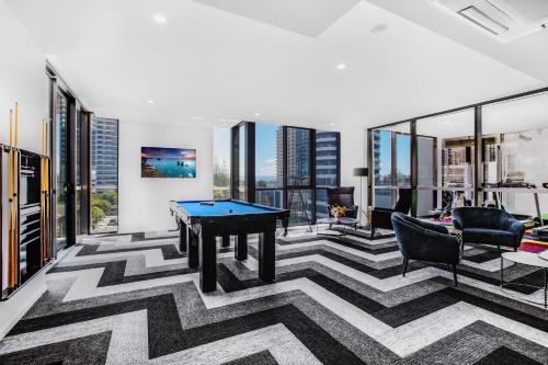 Beautiful Unit with Balcony, Pool and Gym near Beach