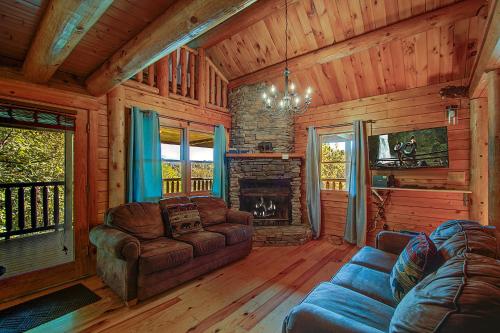 Rustic 4/2 Log Cabin with Lovely Views! Sleeps 8!