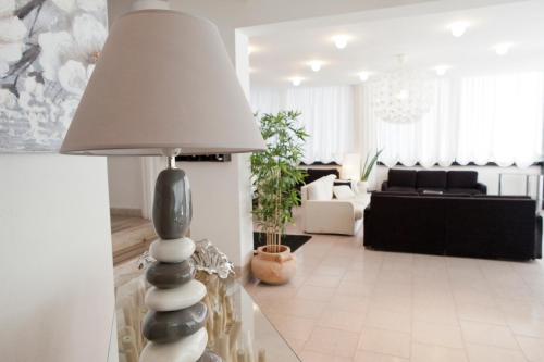 Hotel Foschi-Peninsula Hotel Foschi-Peninsula is conveniently located in the popular Bellaria-Igea Marina area. The property offers a high standard of service and amenities to suit the individual needs of all travelers. Ser