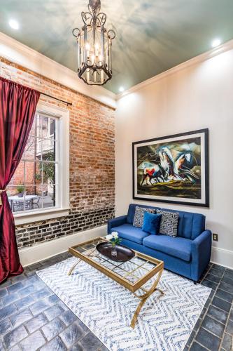 French Quarter 2BD Apt - 3 Blocks from Bourbon St.