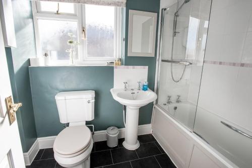Banyo, Newly renovated Old bakery House in Bath, 3 Bedroom, FREE Parking in Combe Down