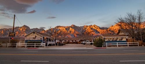 View, Mt Williamson Motel and Basecamp in Independence (CA)