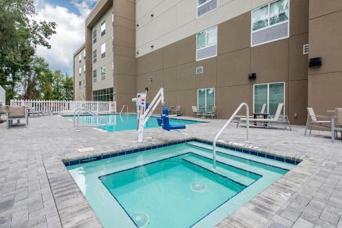 Holiday Inn Express Melbourne West an IHG Hotel - main image