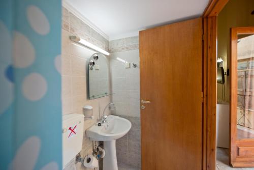 Double Room with Balcony image 7