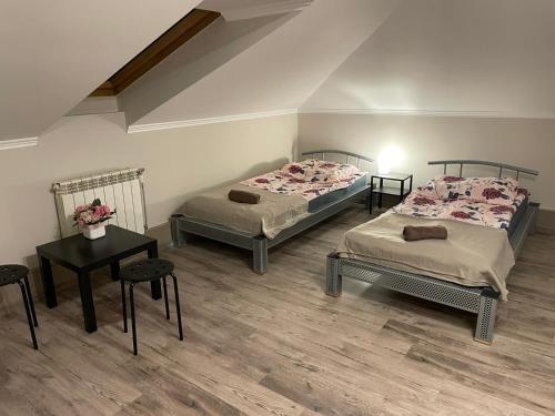 2 twin beds