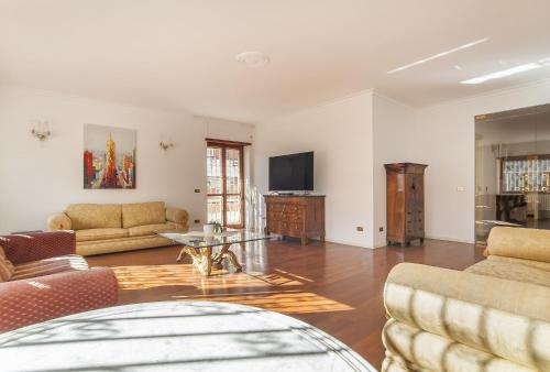 EUR Luminous and Large Family Terrace Apartment, Рим (фото 4)