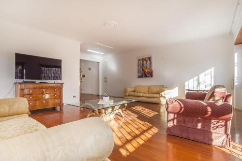 EUR Luminous and Large Family Terrace Apartment, Рим (фото 2)